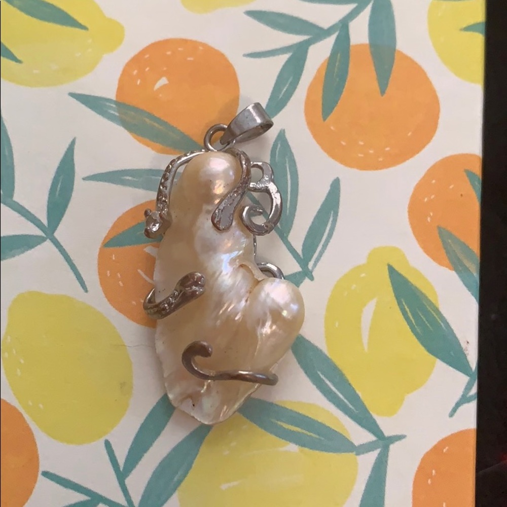 Mother of pearl pendant 💎